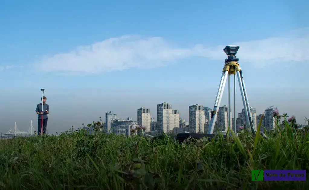 Como os profissionais de topografia podem auxiliar na análise de terrenos em Maringá PR